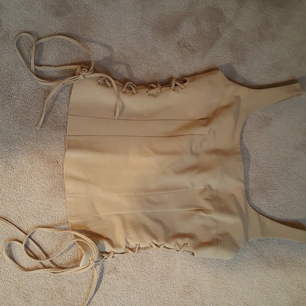 Cute Top with ties on the side.